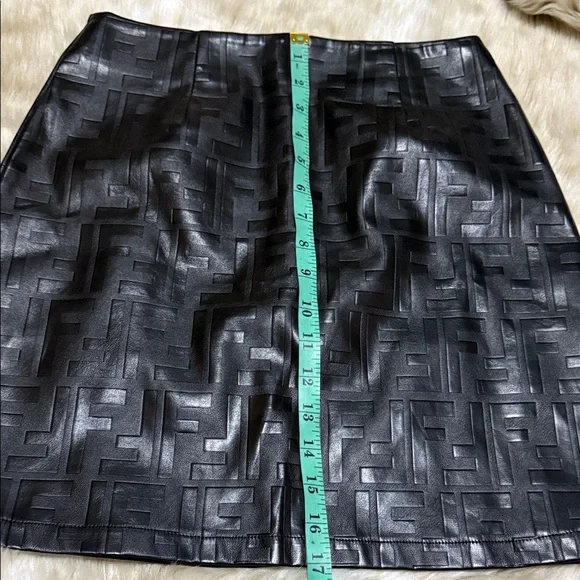 Chic Black Textured Pencil Skirt - Picture 3 of 5